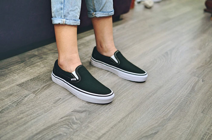 Lên chân mẫu giày Vans lười đen cho outfit thêm “xịn sò”