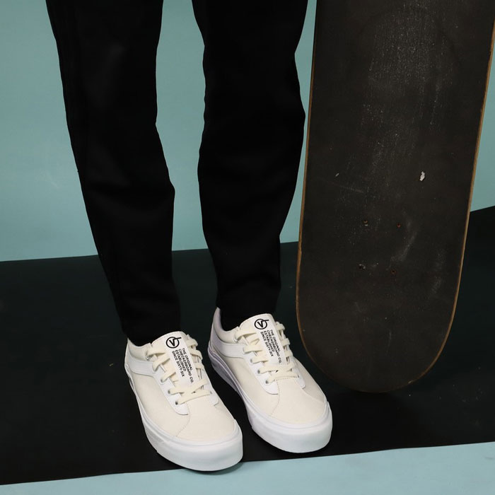 Sở hữu một đôi Vans trắng món “bảo bối” phù hợp với mọi trang phục 