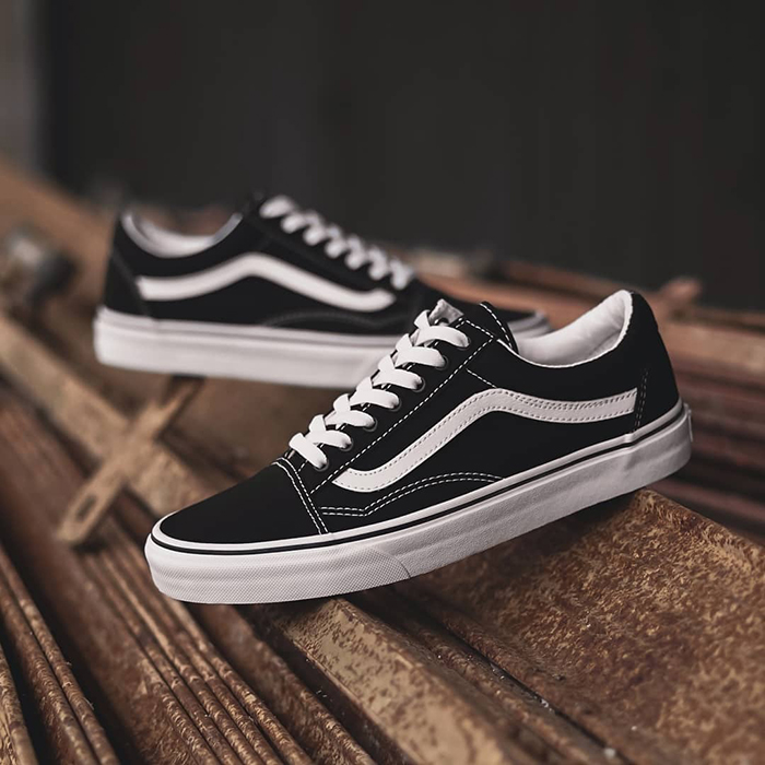 Điểm lại một số thông tin về giày Vans Classic Black And White