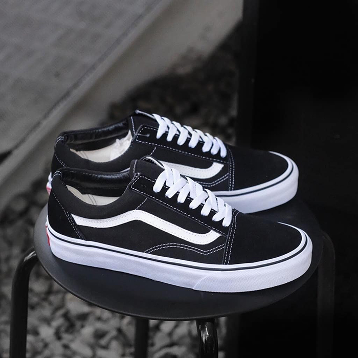 Điểm lại một số thông tin về giày Vans Classic Black And White