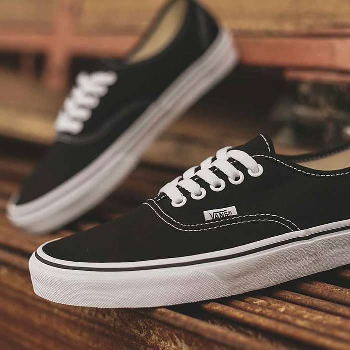 Điểm lại một số thông tin về giày Vans Classic Black And White