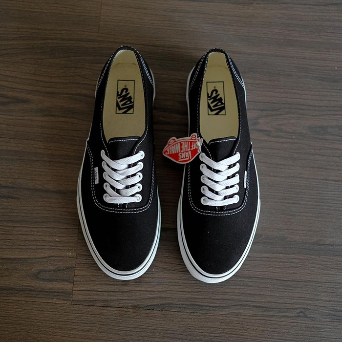 Điểm lại một số thông tin về giày Vans Classic Black And White