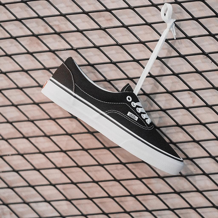 Điểm lại một số thông tin về giày Vans Classic Black And White