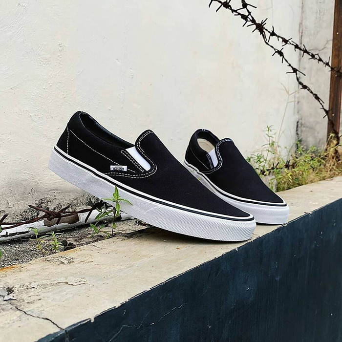 Điểm lại một số thông tin về giày Vans Classic Black And White