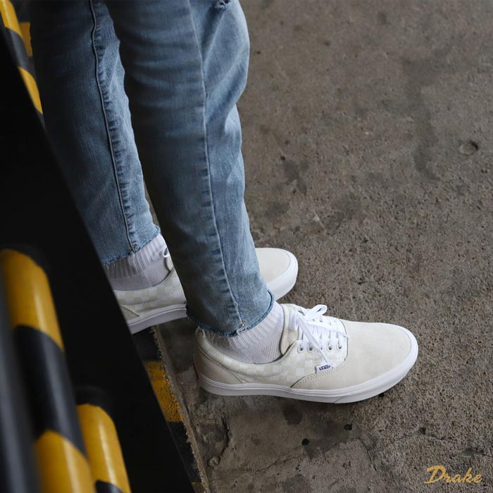 Nét tinh tế đằng sau những đôi Vans Era trắng