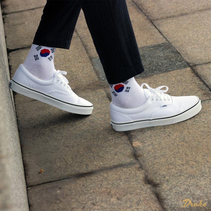Nét tinh tế đằng sau những đôi Vans Era trắng