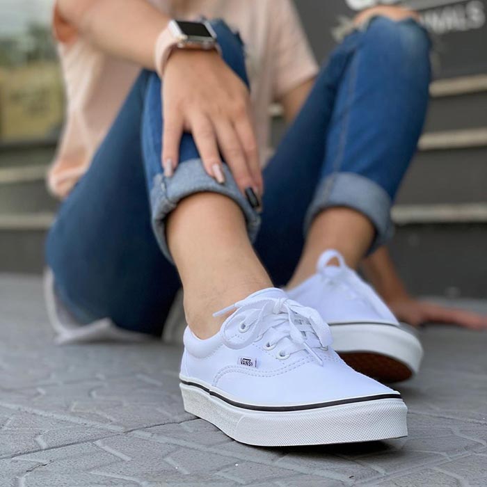 Nét tinh tế đằng sau những đôi Vans Era trắng