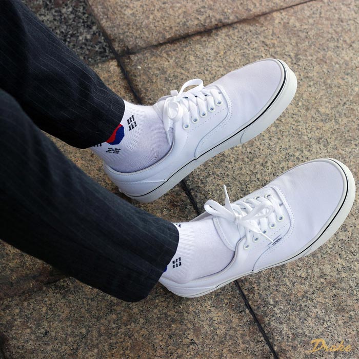 Nét tinh tế đằng sau những đôi Vans Era trắng