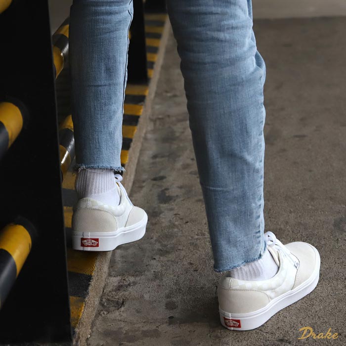 Nét tinh tế đằng sau những đôi Vans Era trắng