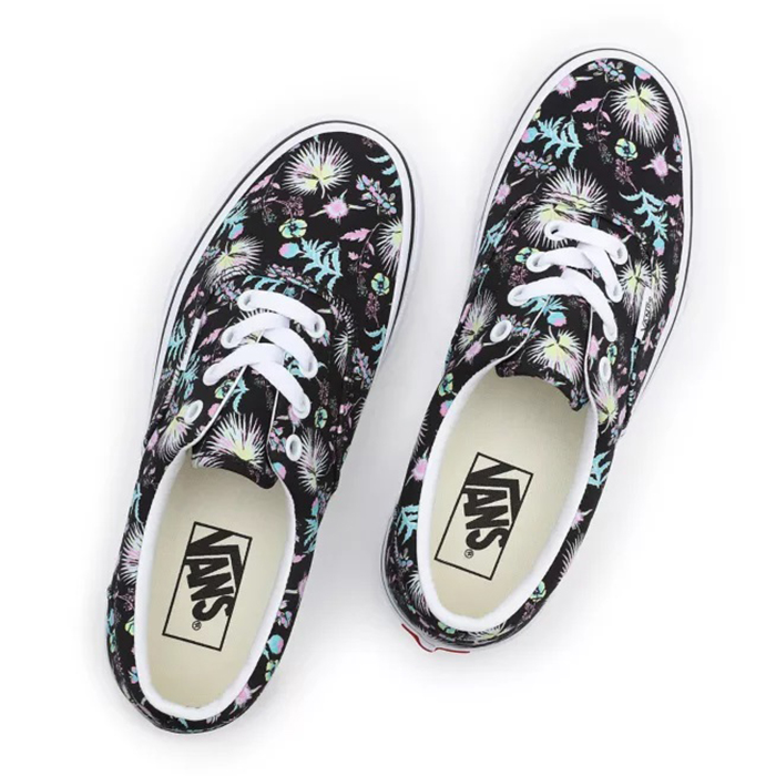 Tận hưởng thiên đường hoa trải đều trên phiên bản Vans Paradise Floral