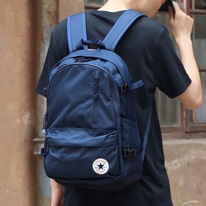 Trên vai chiếc balo đi học Converse mang tất cả hành trang đến trường