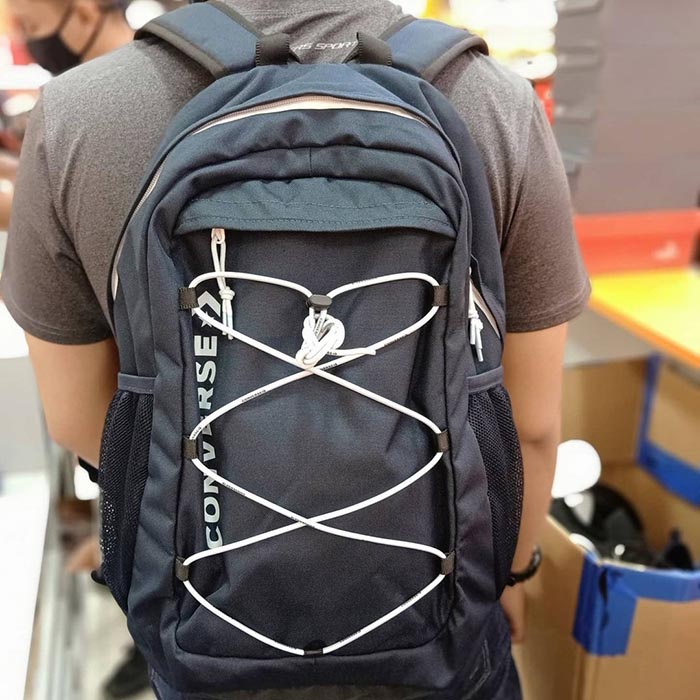 Trên vai chiếc balo đi học Converse mang tất cả hành trang đến trường