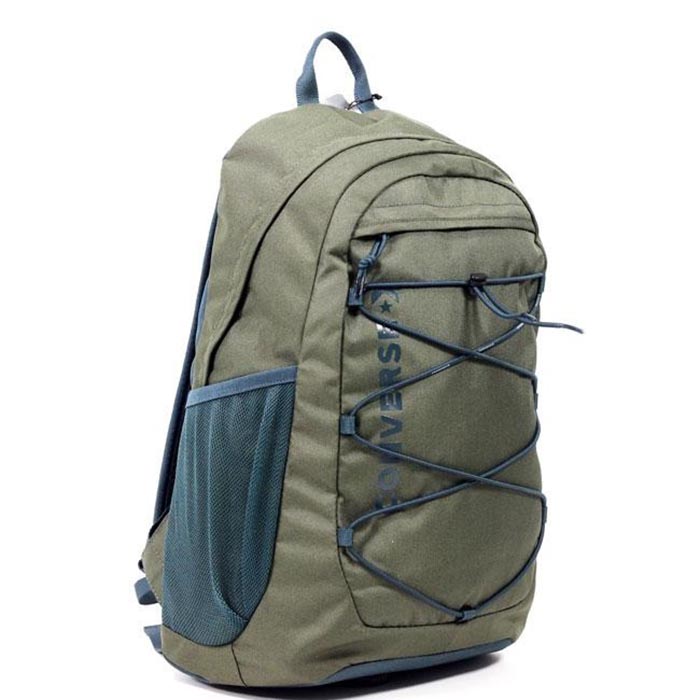 Trên vai chiếc balo đi học Converse mang tất cả hành trang đến trường