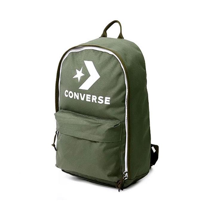 Trên vai chiếc balo đi học Converse mang tất cả hành trang đến trường