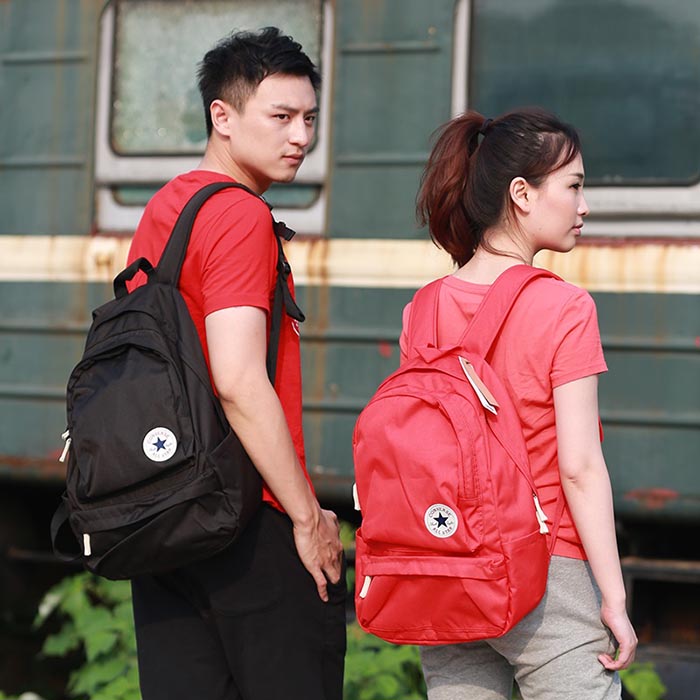 Trên vai chiếc balo đi học Converse mang tất cả hành trang đến trường