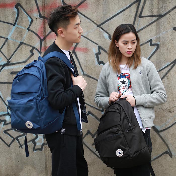 Trên vai chiếc balo đi học Converse mang tất cả hành trang đến trường