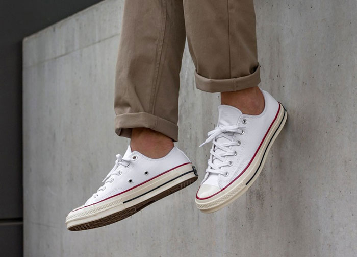 Mẹo bảo quản giày Converse không bị mốc hiệu quả 2023