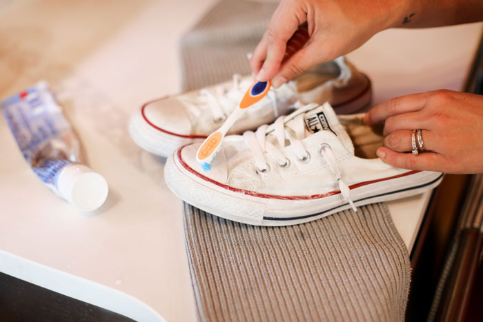 Mẹo bảo quản giày Converse không bị mốc hiệu quả 2023