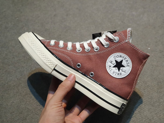 Mẹo bảo quản giày Converse không bị mốc hiệu quả 2023