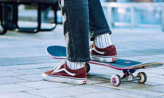 Cách bảo quản giày Vans Old Skool phù hợp với chất liệu, thời tiết