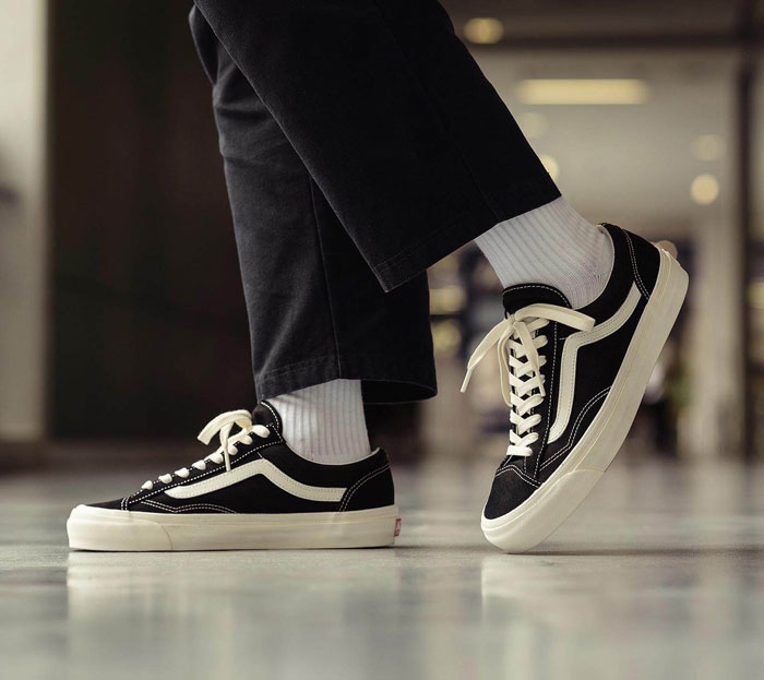 Cách bảo quản giày Vans Old Skool phù hợp với chất liệu, thời tiết