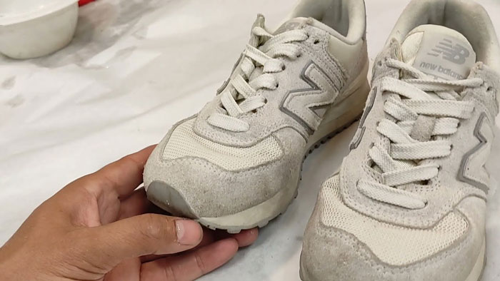 Cách giặt giày New Balance da lộn cực đơn giản ngay tại nhà 