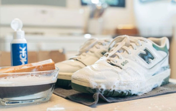 Cách giặt giày New Balance da lộn cực đơn giản ngay tại nhà 