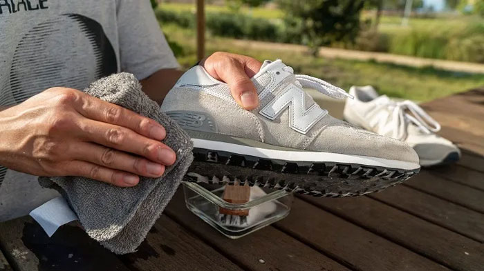 Cách giặt giày New Balance da lộn cực đơn giản ngay tại nhà 
