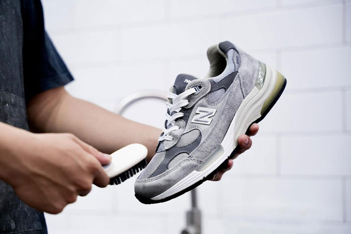 Cách giặt giày New Balance da lộn cực đơn giản ngay tại nhà 