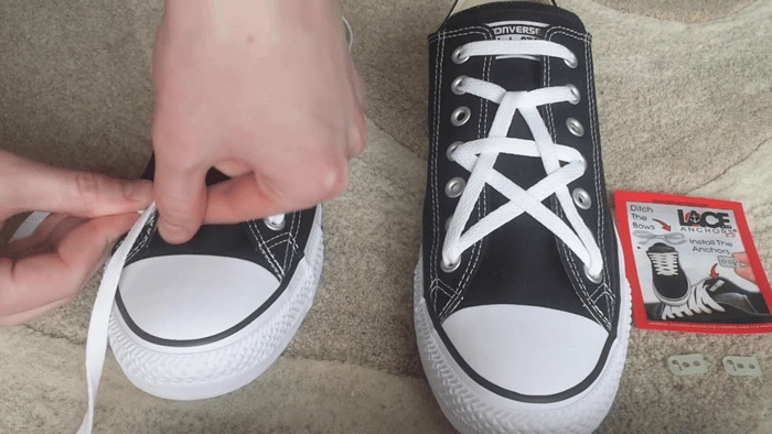 Mách bạn cách buộc dây giày Converse đơn giản đầy lạ mắt