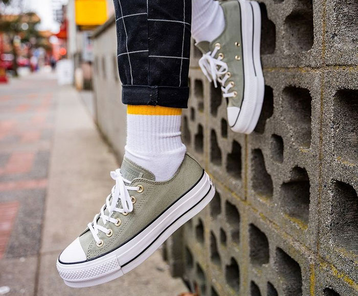 Bỏ túi cách buộc giày Converse cổ thấp nhanh gọn, ấn tượng