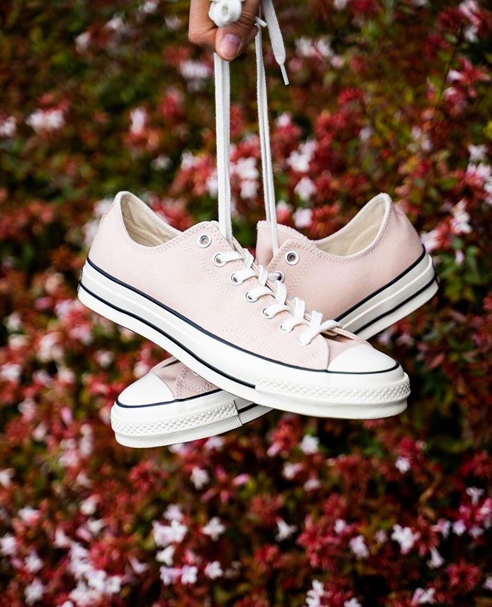 Đâu là quyết định đúng đắn khi cân nhắc chọn giày Converse cổ cao hay thấp