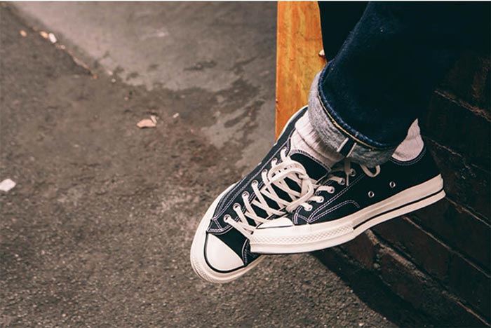 Converse đen cổ thấp và xu hướng thời trang hiện đại