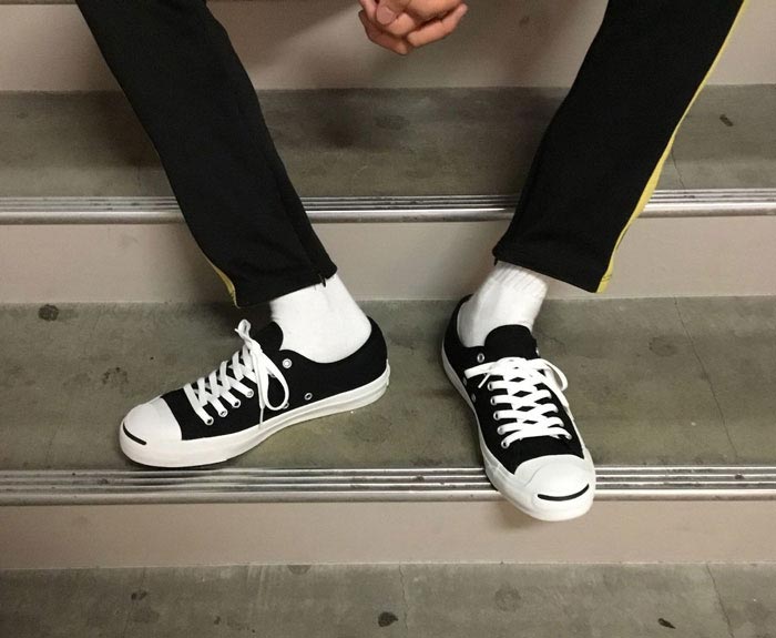 Converse đen cổ thấp và xu hướng thời trang hiện đại