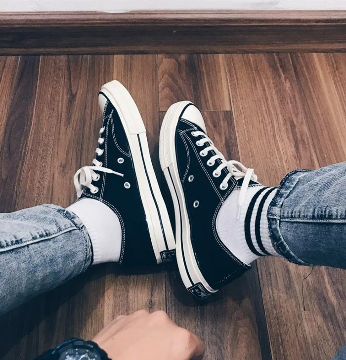 Converse đen cổ thấp và xu hướng thời trang hiện đại