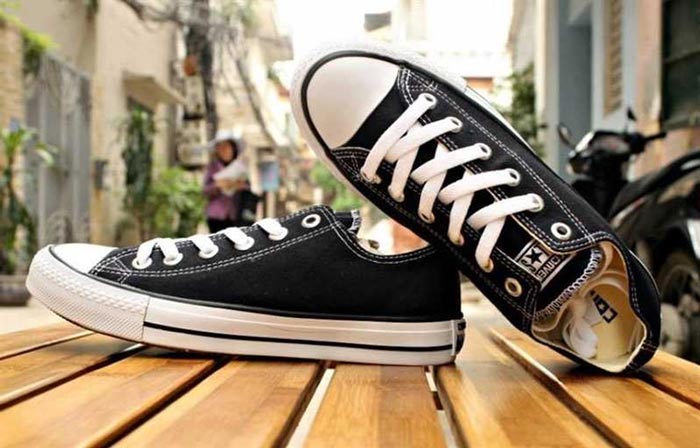 Converse đen cổ thấp và xu hướng thời trang hiện đại