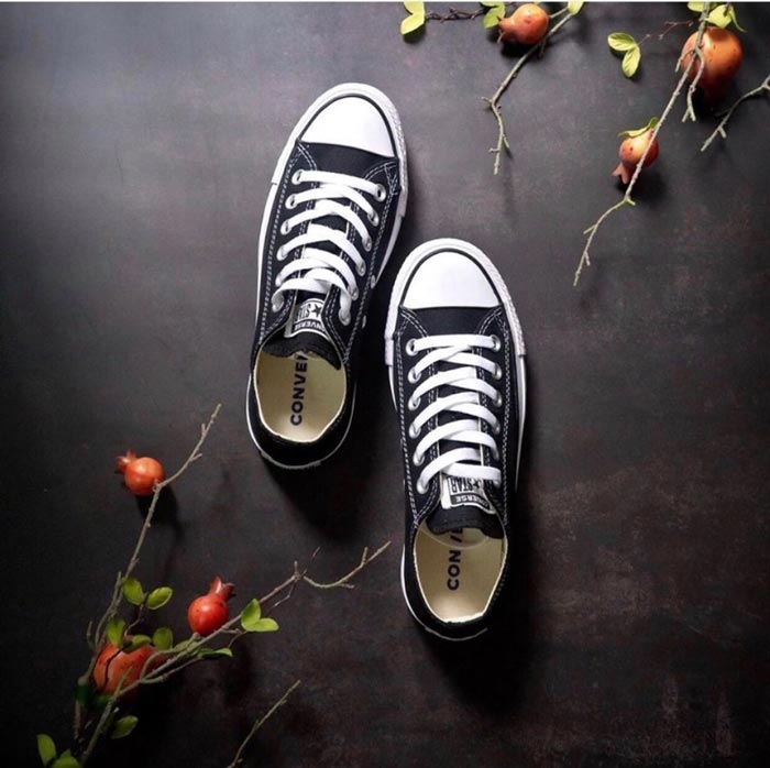 Converse đen cổ thấp và xu hướng thời trang hiện đại