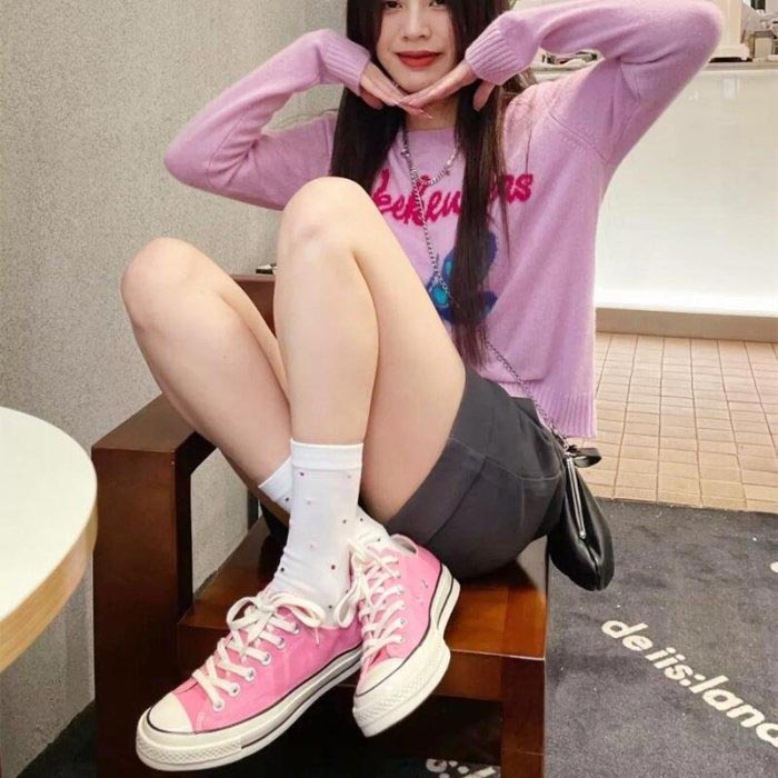 Làm mới outfit thường ngày với giày Converse hồng