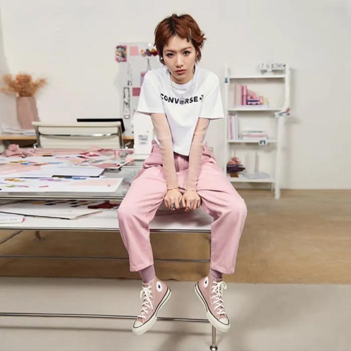 Làm mới outfit thường ngày với giày Converse hồng