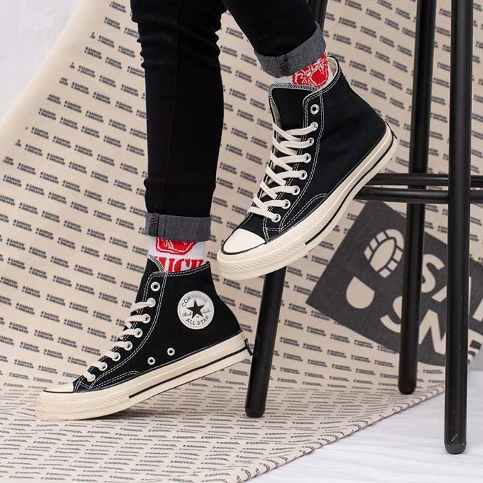 Converse cổ cao đen - Item giúp bạn chinh phục mọi phong cách