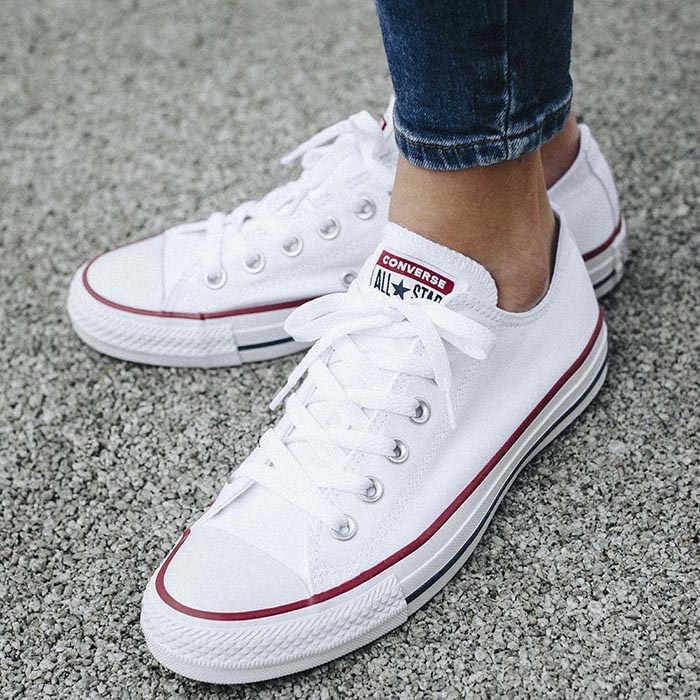 Back to Basic với những đôi giày Converse cổ thấp trắng