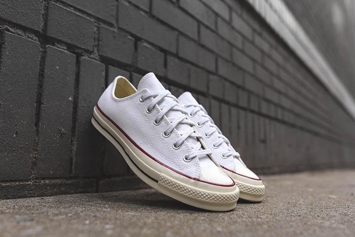 Back to Basic với những đôi giày Converse cổ thấp trắng