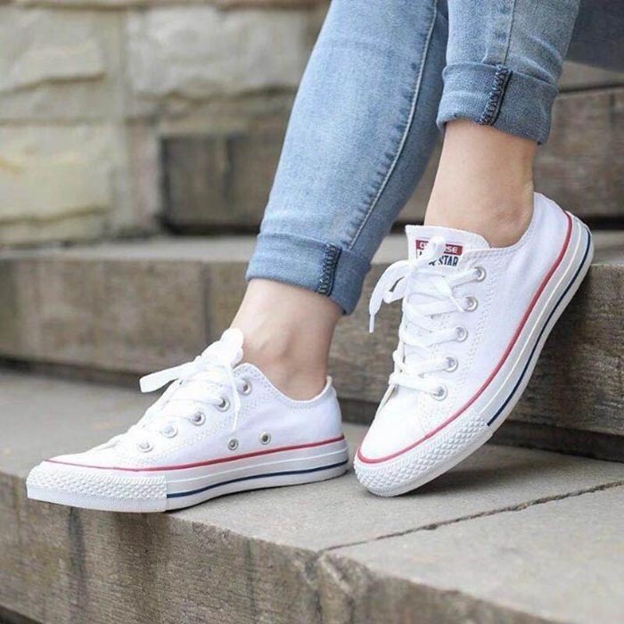Back to Basic với những đôi giày Converse cổ thấp trắng