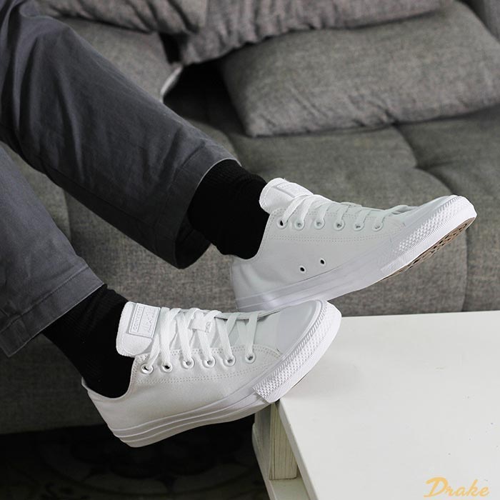 Back to Basic với những đôi giày Converse cổ thấp trắng