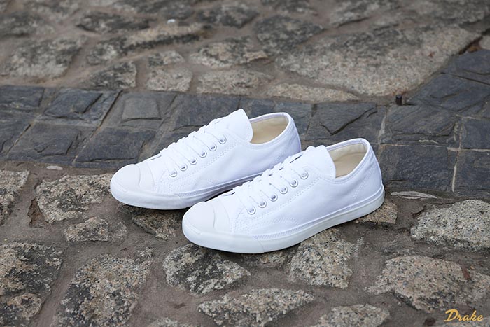 Back to Basic với những đôi giày Converse cổ thấp trắng
