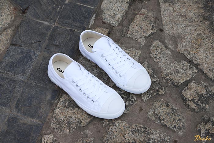 Back to Basic với những đôi giày Converse cổ thấp trắng