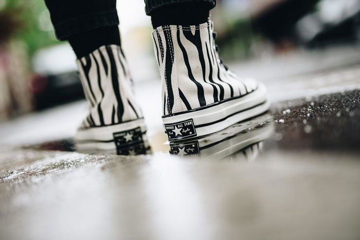 Đổi mới phong cách cùng giày Converse hoạ tiết vằn