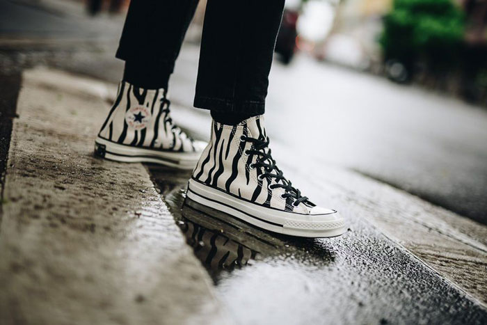 Đổi mới phong cách cùng giày Converse hoạ tiết vằn