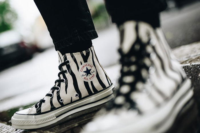 Đổi mới phong cách cùng giày Converse hoạ tiết vằn