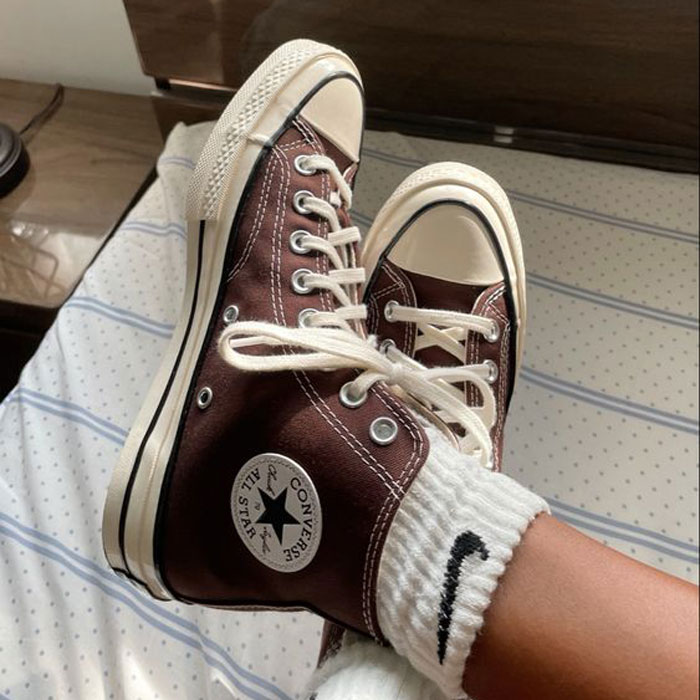 Vẻ đẹp cổ điển nhất định không thể bỏ lỡ của giày Converse nâu